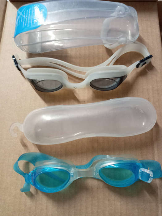 Swimming goggles, 2 pairs.