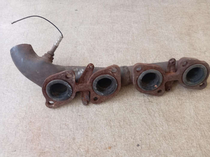 EXHAUST MANIFOLD WITH SENSOR. UNKNOWN.