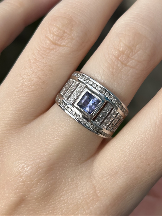 Gorgeous 18ct White Gold Tanzanite and Diamond Ring