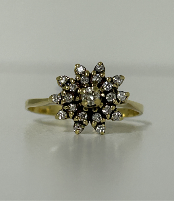 Gorgeous 18ct Yellow Gold and Diamond Ring
