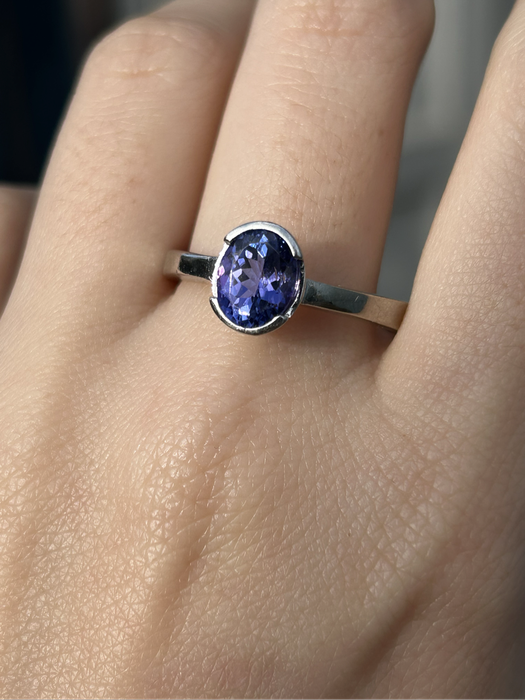 Stunning 18ct White Gold Solitaire - Design Tanzanite Ring