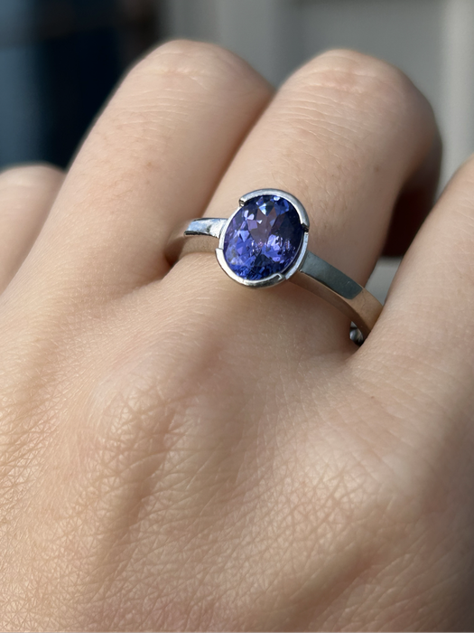 Stunning 18ct White Gold Solitaire - Design Tanzanite Ring