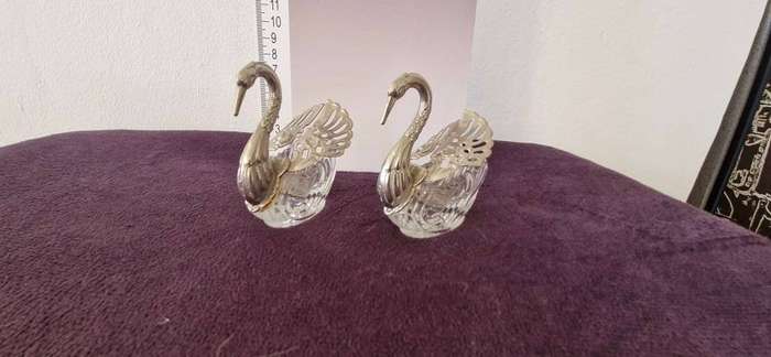 STUNNING ! A pair of Vintage Salt and Pepper Swan Cellars !