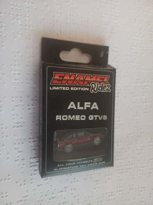 Enamel Ridez keyring Alfa Romeo GTV6