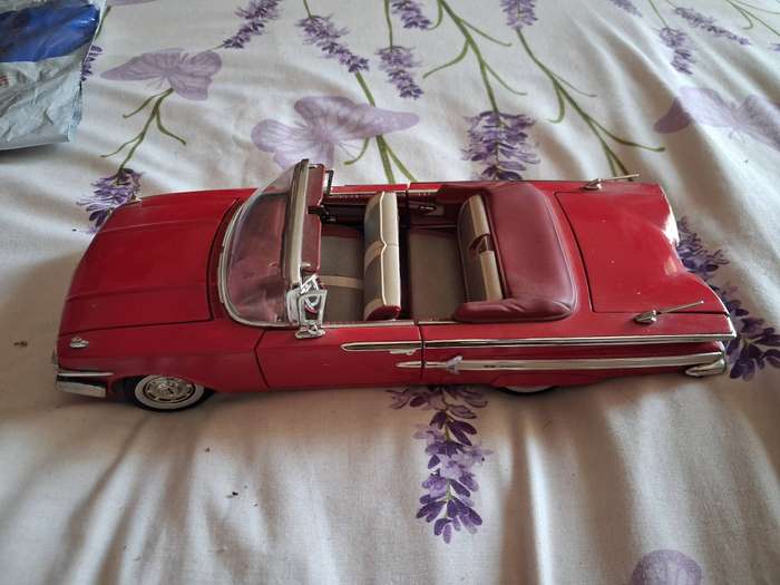1/18 scale ?Road Signature 1960 Chevrolet Impala