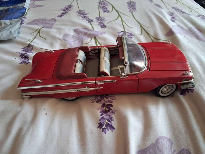 1/18 scale ?Road Signature 1960 Chevrolet Impala