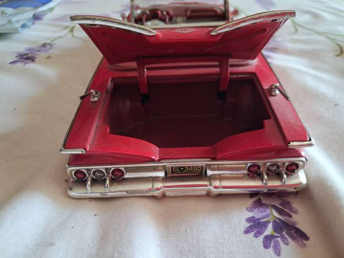 1/18 scale ?Road Signature 1960 Chevrolet Impala