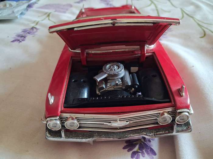 1/18 scale ?Road Signature 1960 Chevrolet Impala
