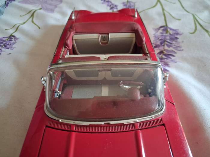 1/18 scale ?Road Signature 1960 Chevrolet Impala