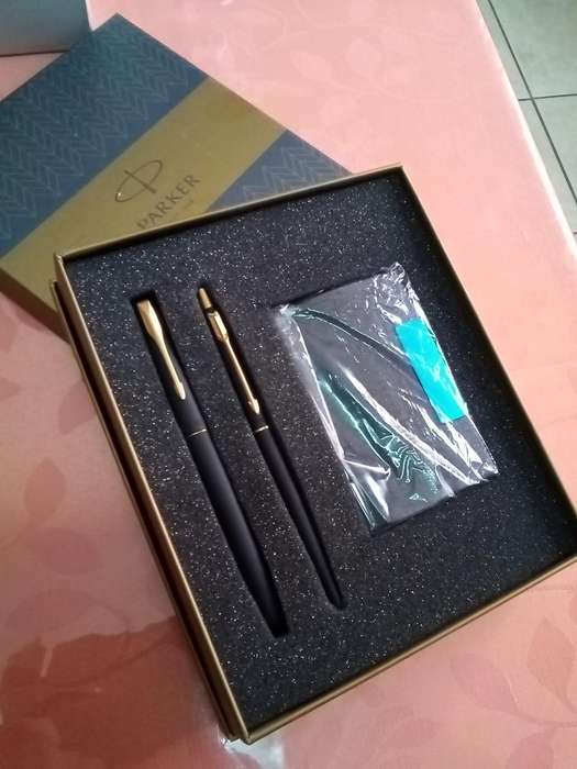 PARKER MATTE BLACK FOUNTAIN PEN & BALL PEN SET - GT - BLUE INK -WITH PARKER GIFT BOX & CARD HOLDER