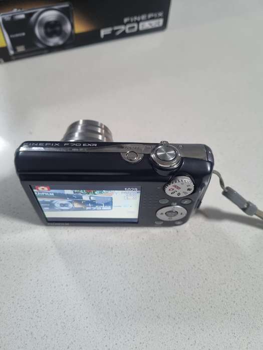 FujiFilm FinePix Digital Camera F70 EXR (10 MP, 10x Optical Zoom)