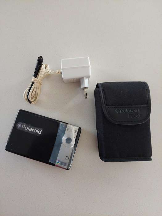 Poloroid Pogo instant digital camera (LIKE NEW) still has plastics on the camera.
