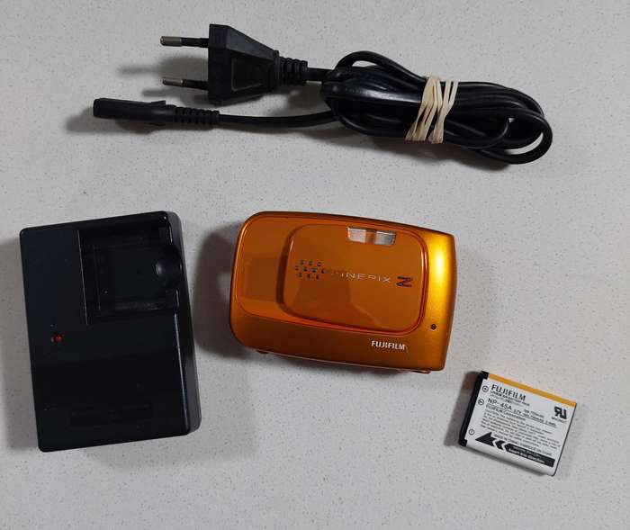 FujiFilm FinePix digital camera Z30 (10 m/pixel, 3 x optical zoom)