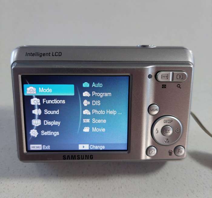 Samsung digital camera ES10 (8.1 m/pixel, 3 x optical zoom, video recording)