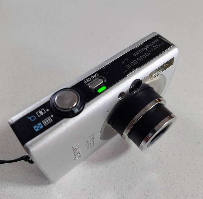 Canon IXUS 80 IS digital camera  (8.0 m/pixel, 3 x optical zoom, video recording)