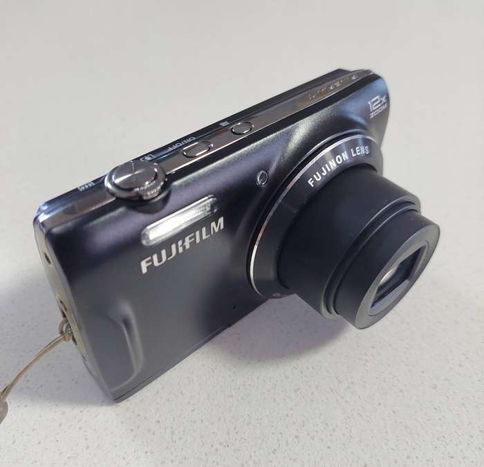 FujiFilm FinePix digital camera T550 (16 m/pixel, massive 12 x optical zoom, HD video)