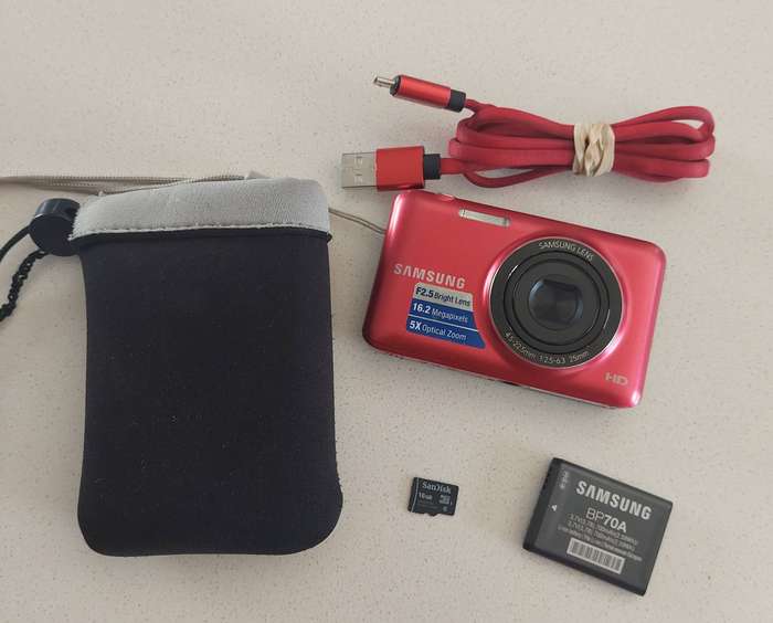 Samsung digital camera ES95 (16.2 m/pixel, 5 x optical zoom, HD video) In PRESTINE condition