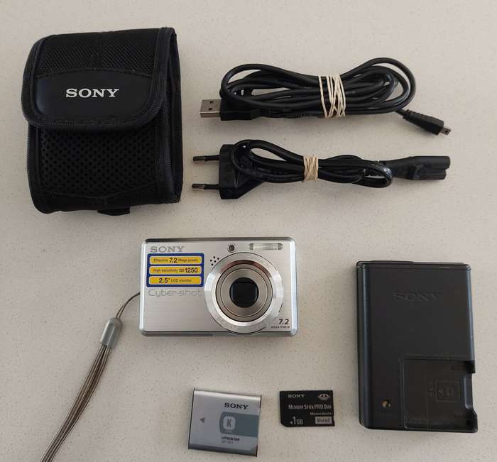 Sony Cybershot digital camera DSC-750 (7.2 m/pixel, 3 x optical zoom, video recording)