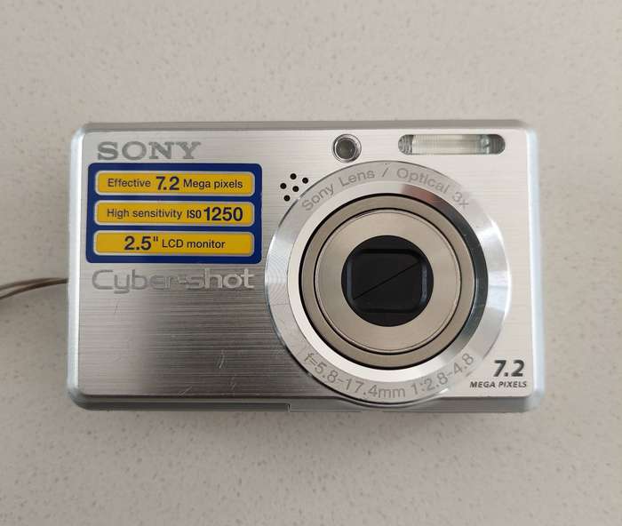 Sony Cybershot digital camera DSC-750 (7.2 m/pixel, 3 x optical zoom, video recording)
