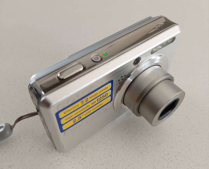 Sony Cybershot digital camera DSC-750 (7.2 m/pixel, 3 x optical zoom, video recording)