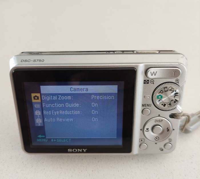 Sony Cybershot digital camera DSC-750 (7.2 m/pixel, 3 x optical zoom, video recording)