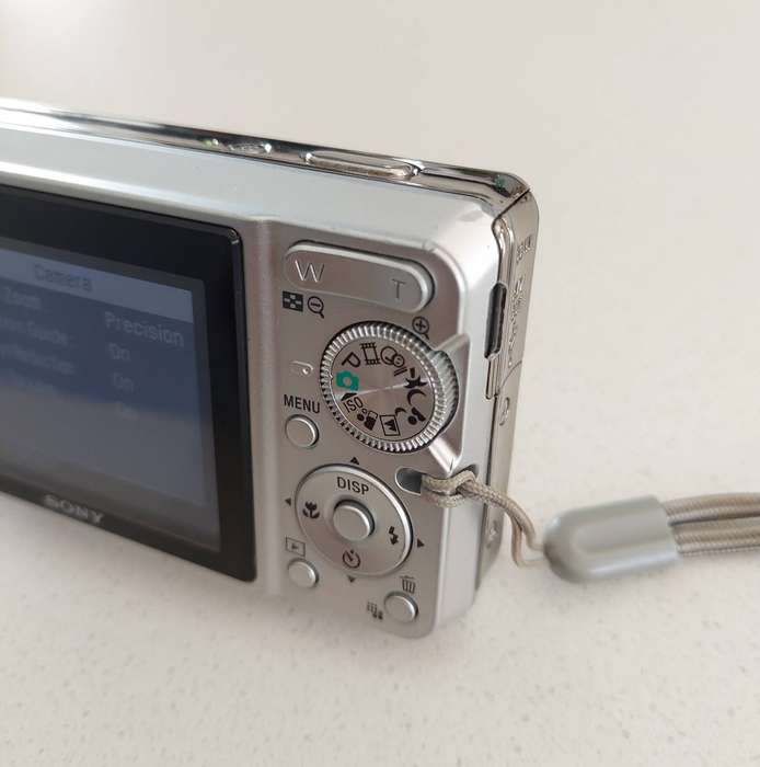 Sony Cybershot digital camera DSC-750 (7.2 m/pixel, 3 x optical zoom, video recording)