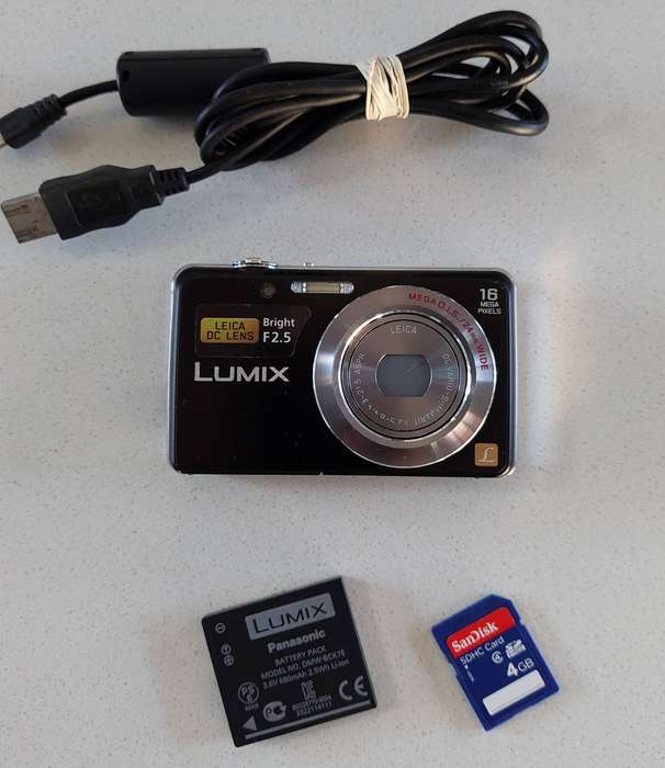 Panasonic Lumix digital camera DMC-FS45  (16 m/pixel, 5 x optical zoom, HD video recording)