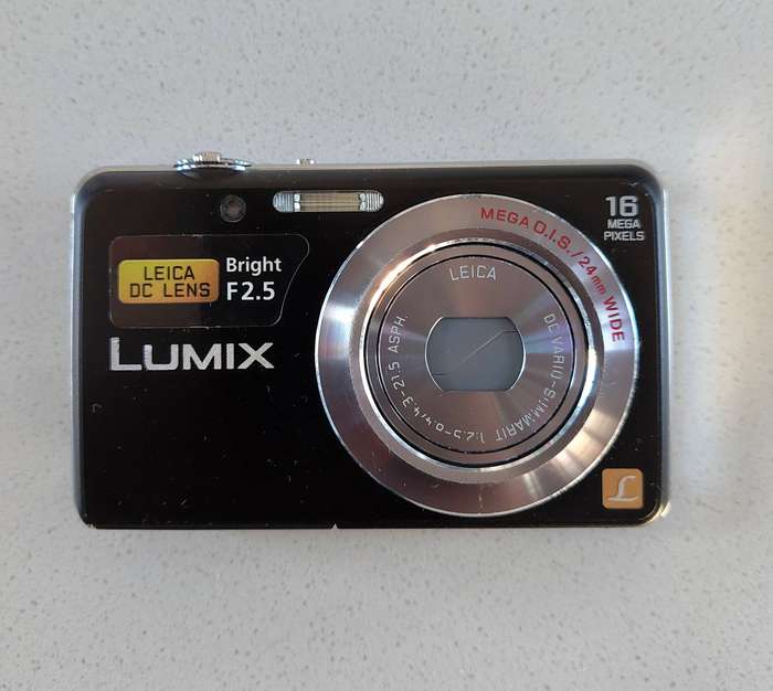 Panasonic Lumix digital camera DMC-FS45  (16 m/pixel, 5 x optical zoom, HD video recording)
