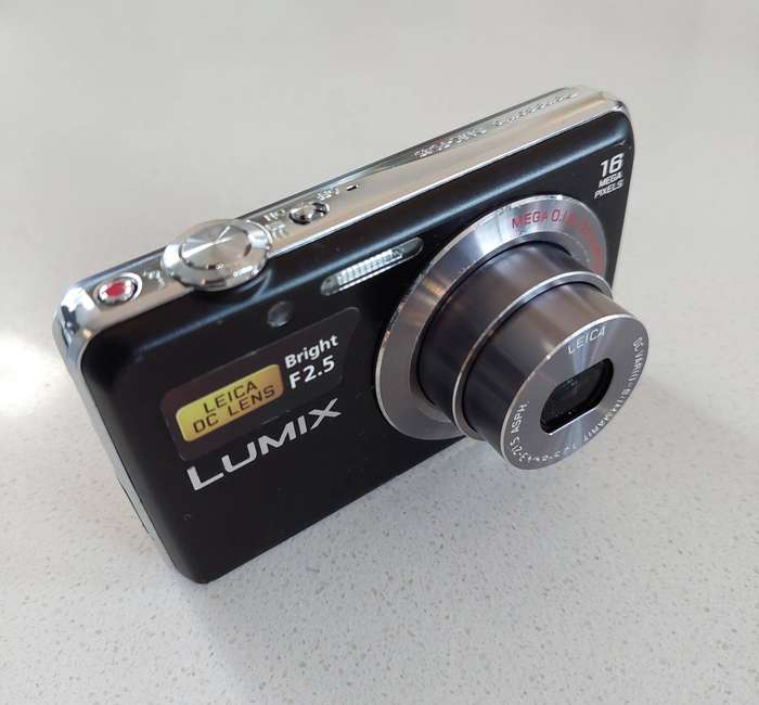 Panasonic Lumix digital camera DMC-FS45  (16 m/pixel, 5 x optical zoom, HD video recording)