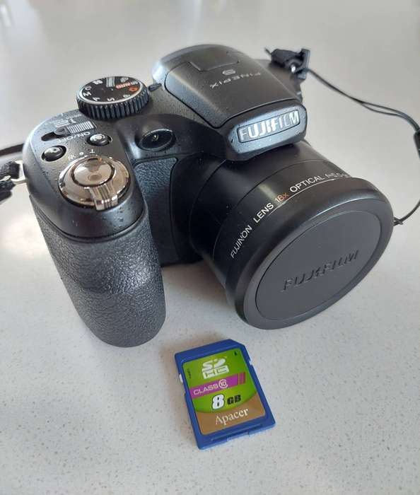 FujiFilm FinePix digital camera S1800 (12 m/pixel, 18 x optical zoom, HD video)