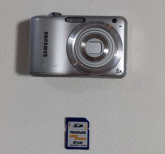 Samsung digital camera ES30 (12.2 m/pixel, 5 x optical zoom, video recording)
