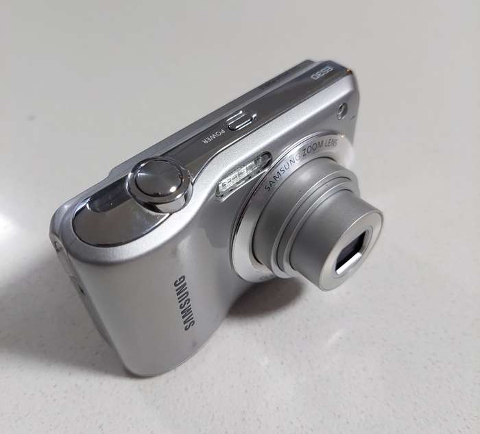 Samsung digital camera ES30 (12.2 m/pixel, 5 x optical zoom, video recording)