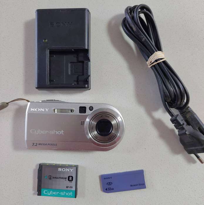 Sony Cybershot digital camera DSC-P150 (7.2 m/pixel, 3 x optical zoom, video recording)
