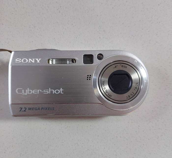 Sony Cybershot digital camera DSC-P150 (7.2 m/pixel, 3 x optical zoom, video recording)