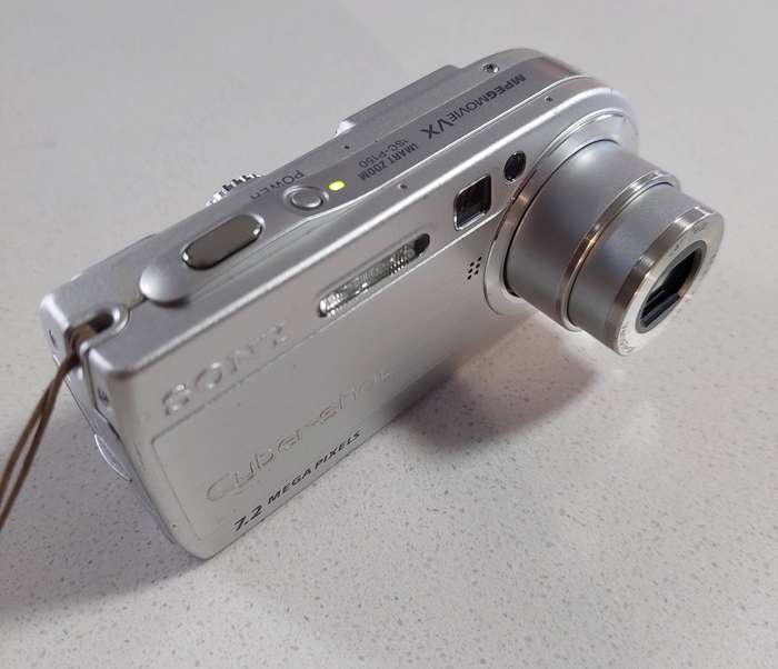 Sony Cybershot digital camera DSC-P150 (7.2 m/pixel, 3 x optical zoom, video recording)