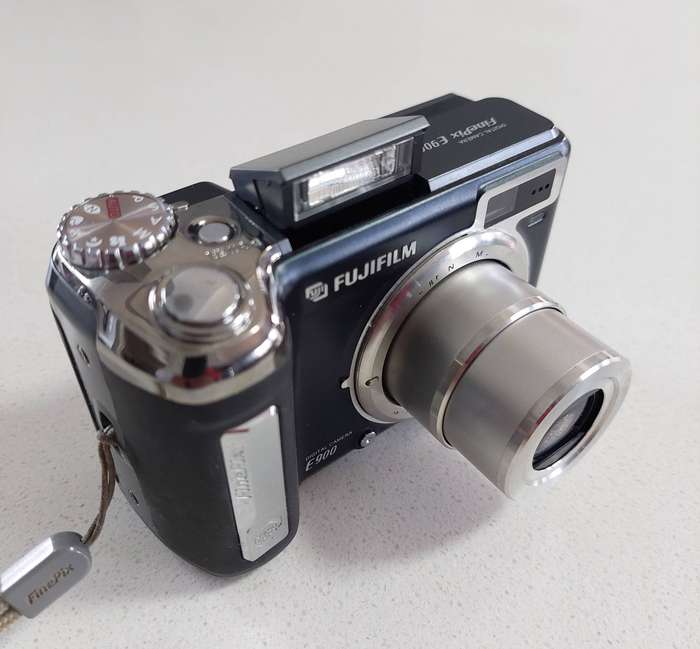 FujiFilm FinePix digital camera E900 (Shoots RAW, 9 m/pixel, 4 x optical zoom, video recording)