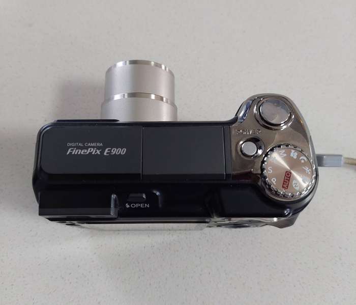 FujiFilm FinePix digital camera E900 (Shoots RAW, 9 m/pixel, 4 x optical zoom, video recording)