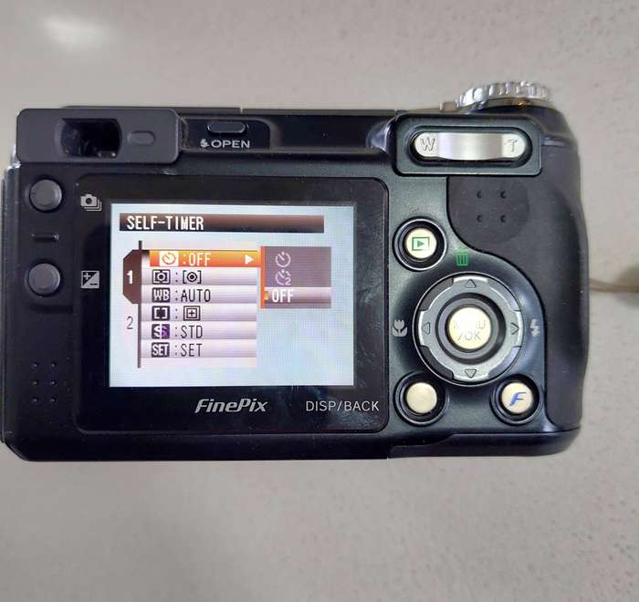 FujiFilm FinePix digital camera E900 (Shoots RAW, 9 m/pixel, 4 x optical zoom, video recording)