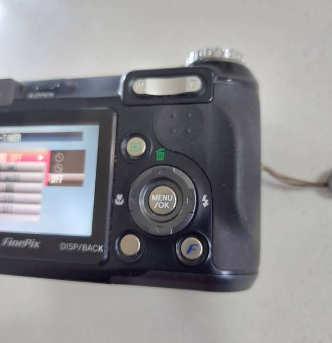 FujiFilm FinePix digital camera E900 (Shoots RAW, 9 m/pixel, 4 x optical zoom, video recording)