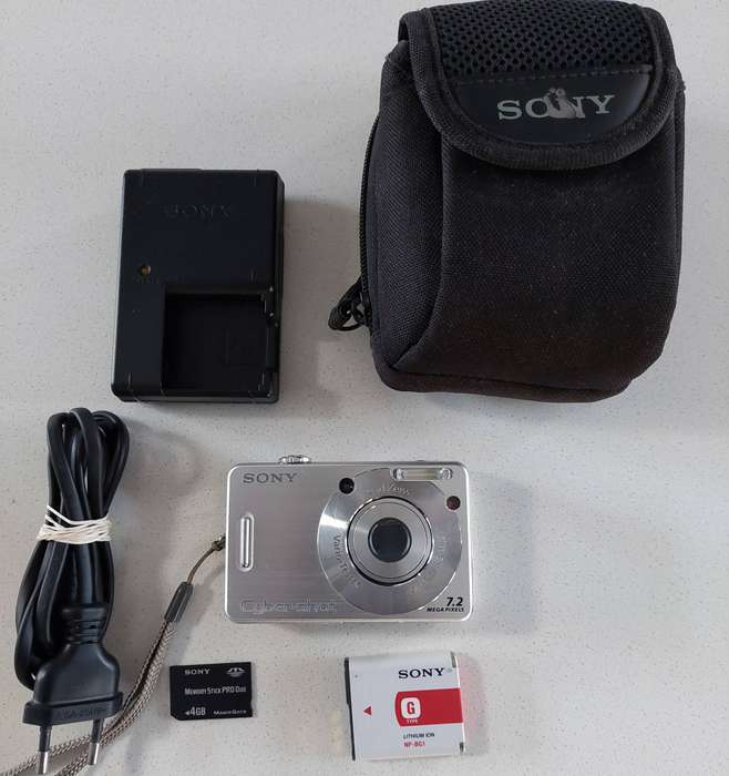 Sony Cybershot digital camera DSC-W70  (7.2 m/pixel, 3 x optical zoom, video recording)