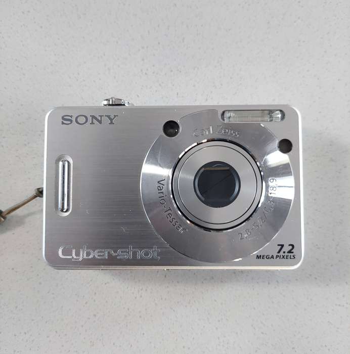 Sony Cybershot digital camera DSC-W70  (7.2 m/pixel, 3 x optical zoom, video recording)