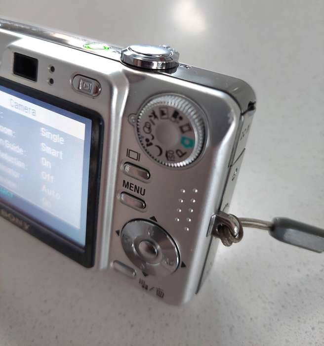 Sony Cybershot digital camera DSC-W70  (7.2 m/pixel, 3 x optical zoom, video recording)