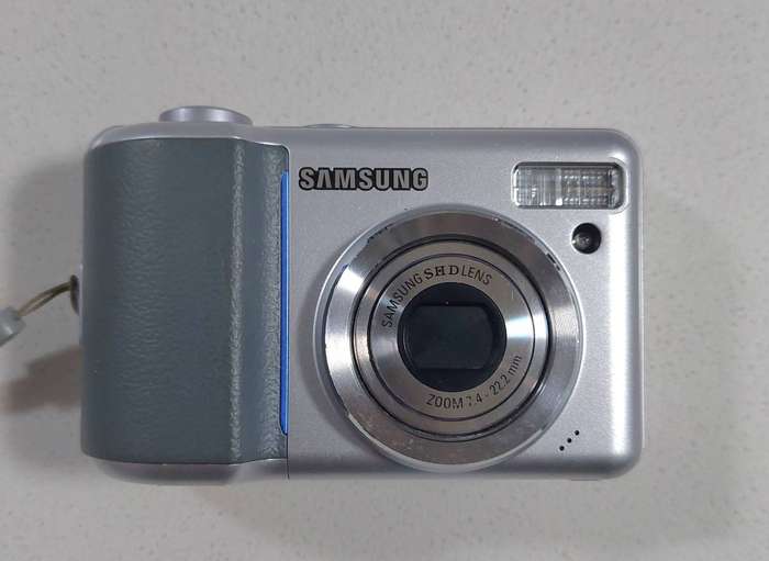 Samsung Digimax digital camera S800 (8 m/pixel, 3 x optical zoom, video recording)