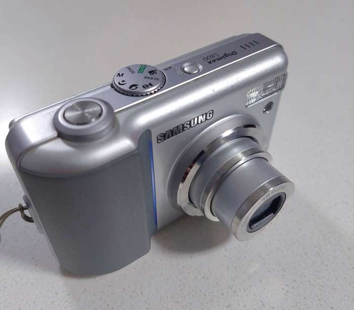Samsung Digimax digital camera S800 (8 m/pixel, 3 x optical zoom, video recording)