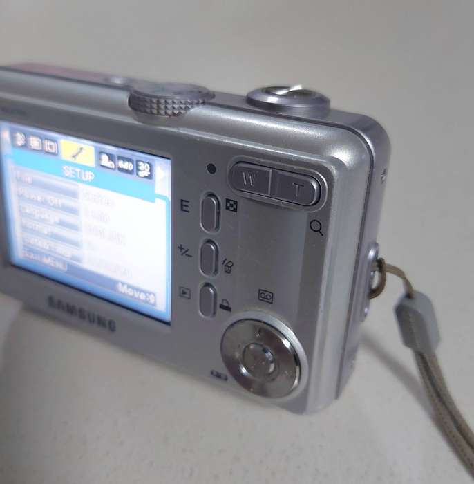 Samsung Digimax digital camera S800 (8 m/pixel, 3 x optical zoom, video recording)