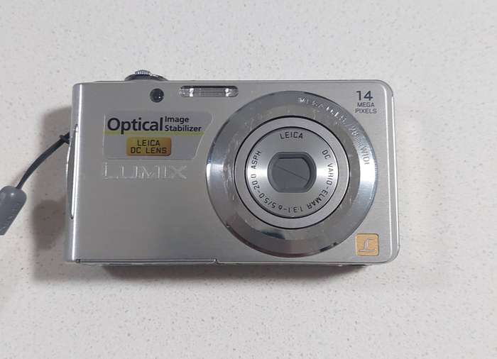 Panasonic Lumix digital camera (DMC-FS16  14 m/pixel, 4 x optical zoom, HD video recording)