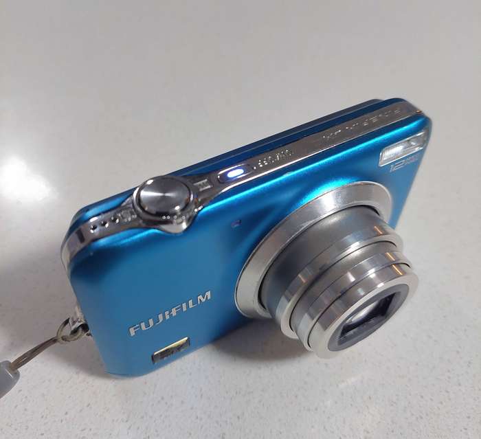 FujiFilm FinePix digital camera JX200 (12 m/pixel, 5 x optical zoom, HD video recording)
