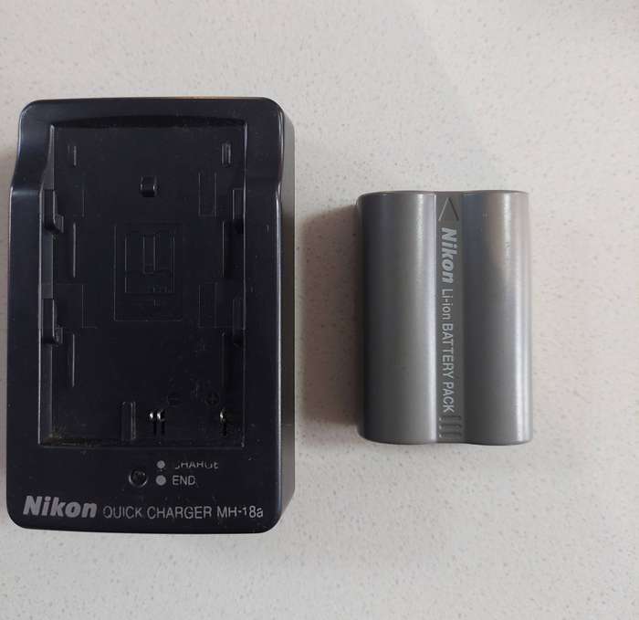 Nikon EN-EL3e battery and charger. Good working condition.