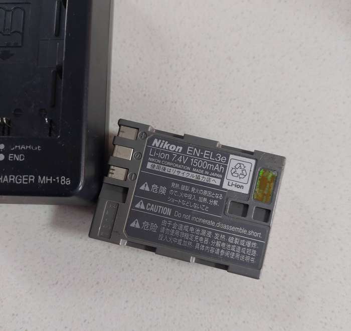 Nikon EN-EL3e battery and charger. Good working condition.