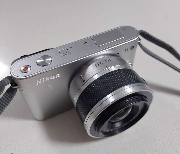 Nikon mirrorless digital camera J1 (10 m/pixel, hybrid auto focus, Full HD video recording)